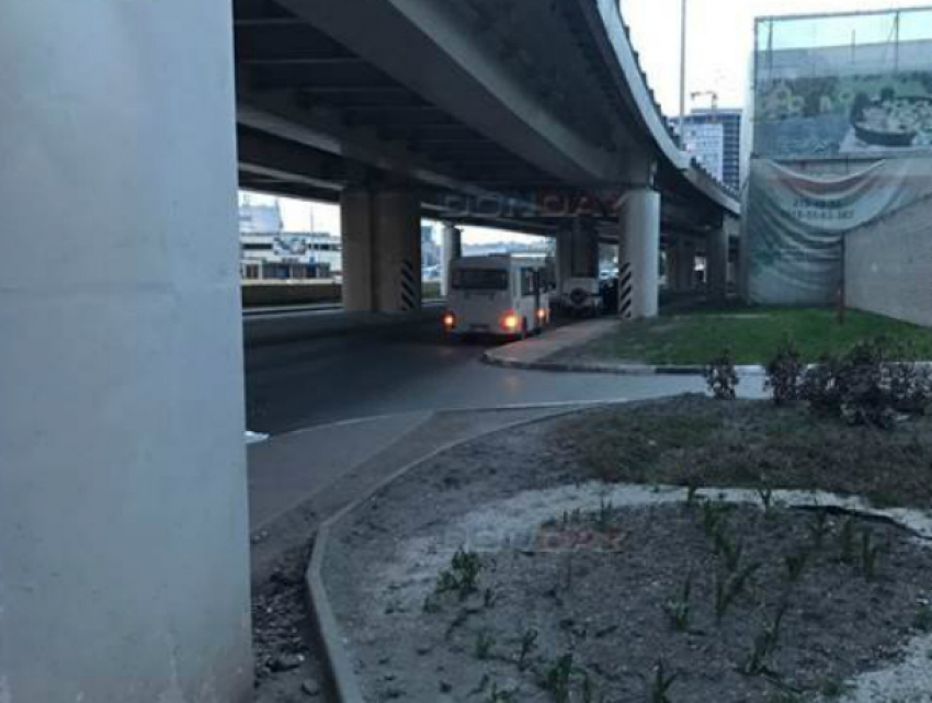 Пассажиров маршрутки в Ростове высадили под мостом из-за опасной находки в салоне 