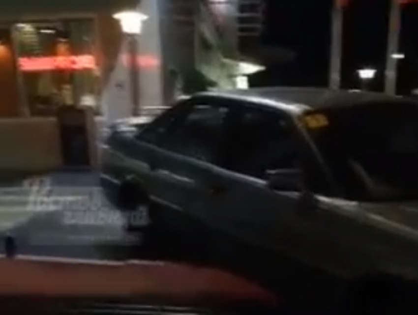 Устроившая себе бетонную западню у «Талера» торопливая ростовская автоледи попала на видео