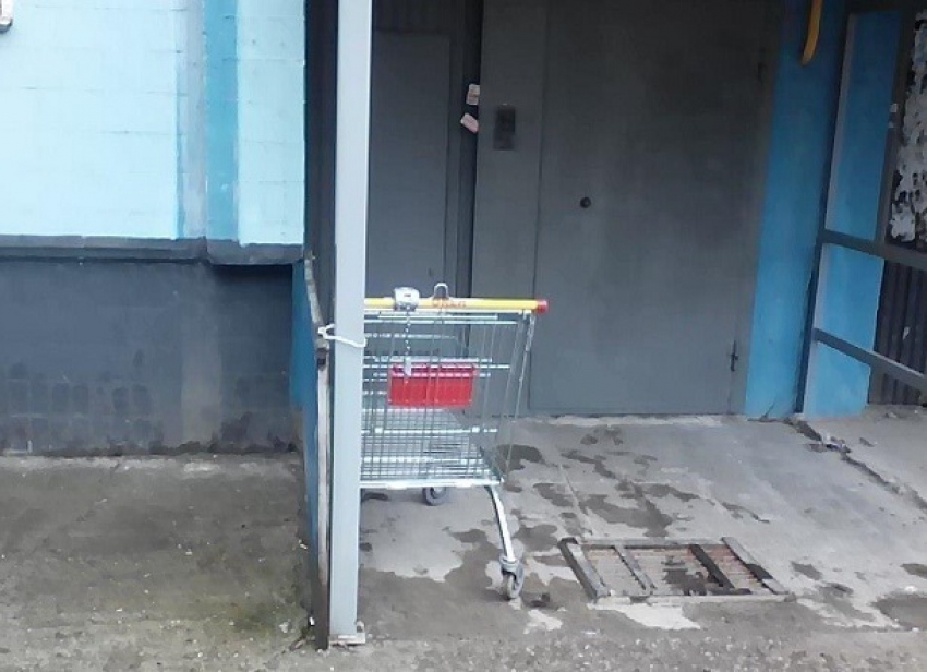 Угнанный «транспорт» из гипермаркета приковали к стене подъезда в Ростове