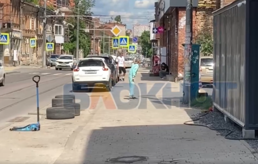В Ростове женщина поругалась с цыганками и ходила за ними с двумя ножами в руках