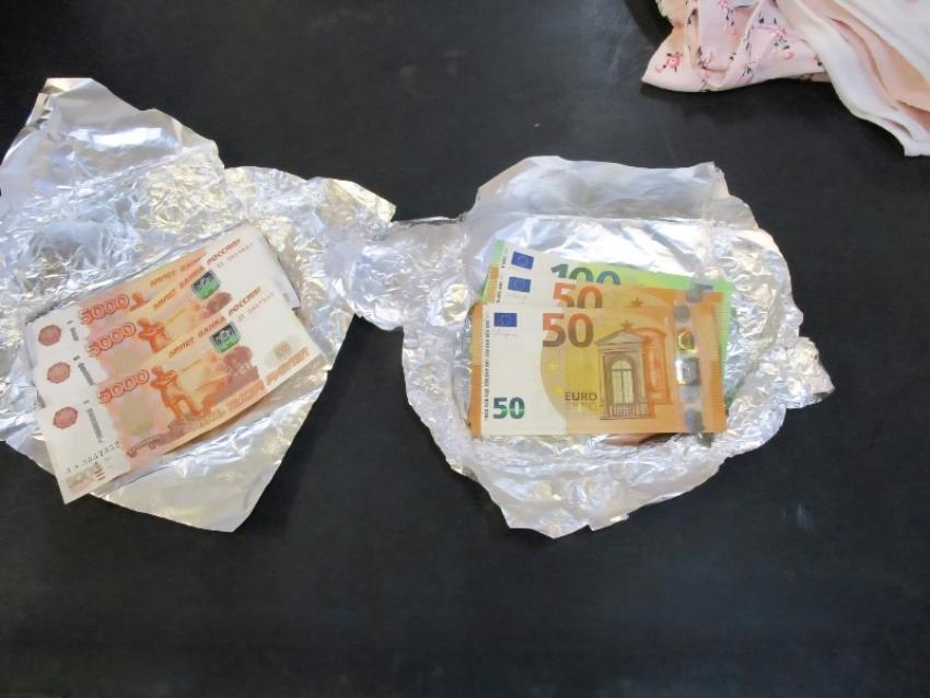 Таможенная собака выявила тайник с рублями и евро на 150 тысяч в пачках импортного кофе