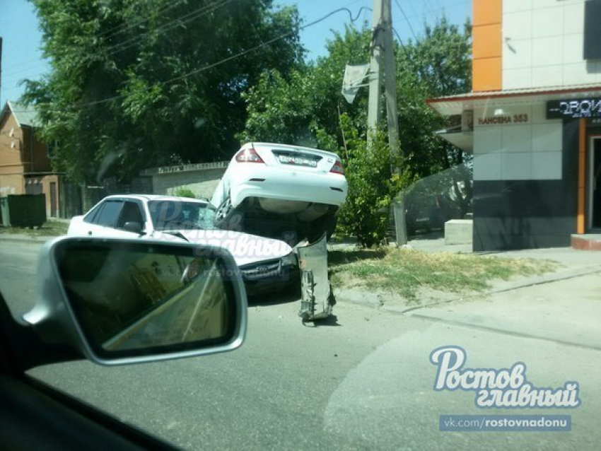 Одна иномарка припарковалась на капоте второй на Нансена