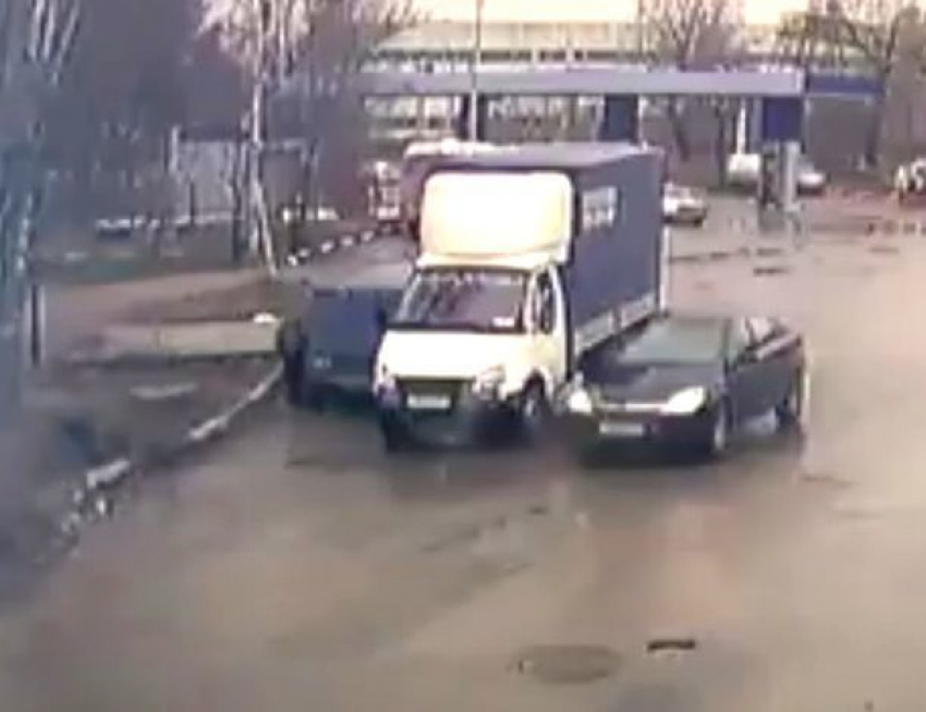 Дерзкая кража аккумулятора из ВАЗа на оживленной дороге в Ростове попала на видео