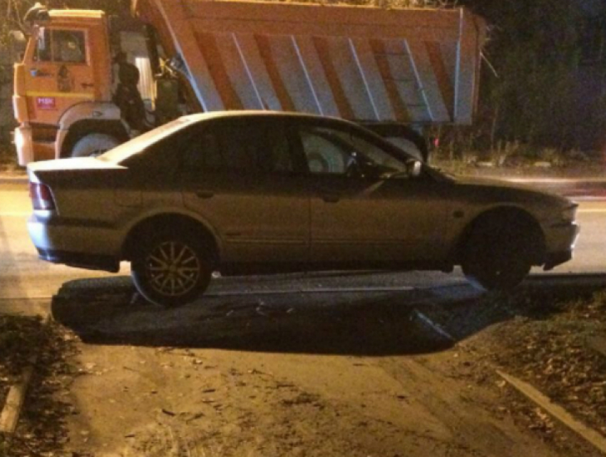Подозрительный автомобиль без номеров заблокировал жильцов дома в Ростове