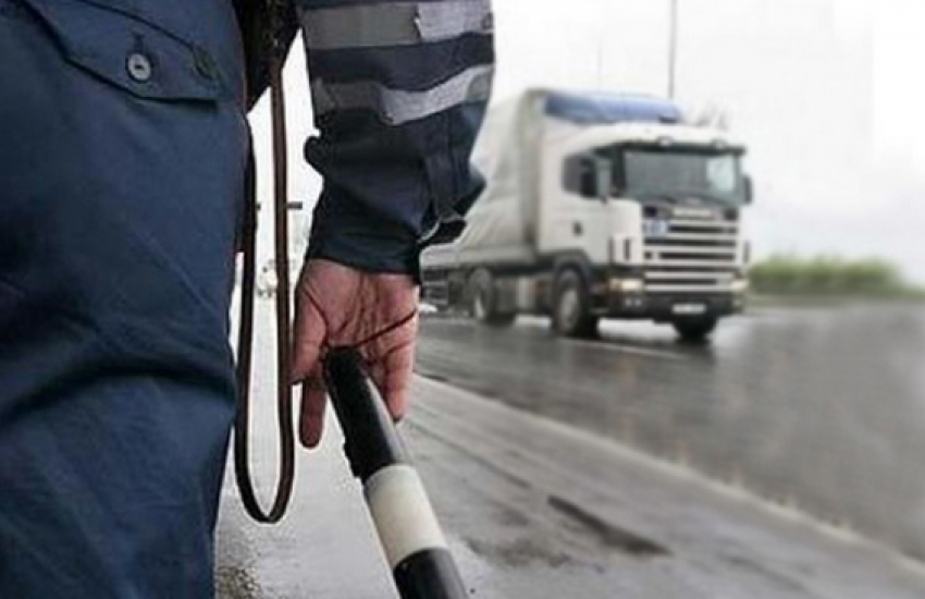 В Ростовской области сотрудники ДПС задержали грузовик с подозрительным алкоголем