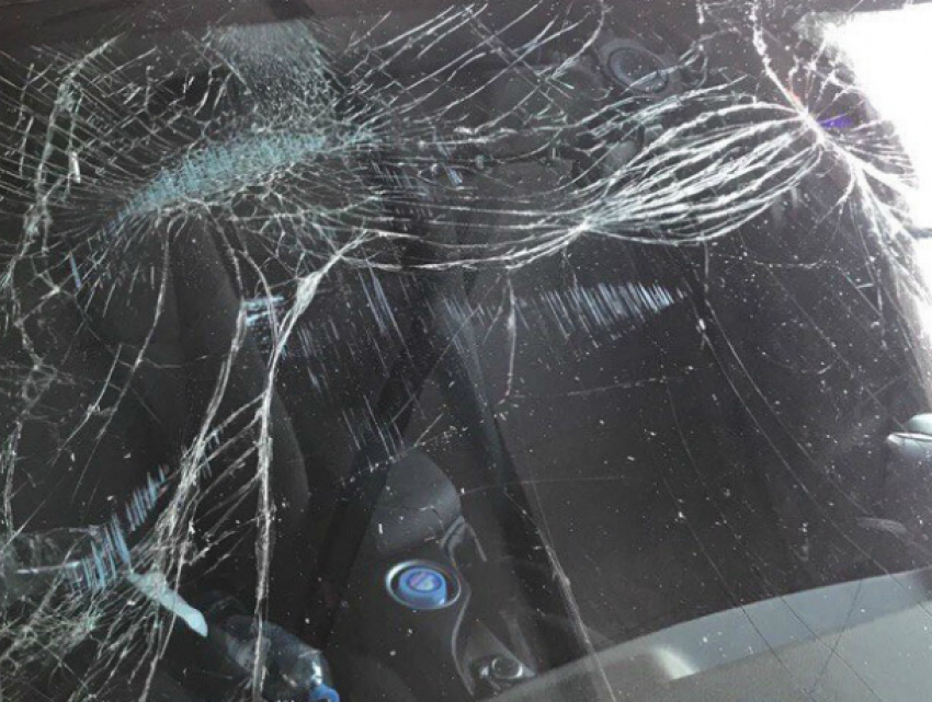 Люксовую иномарку расплющило гнилым сушителем на ростовской автомойке