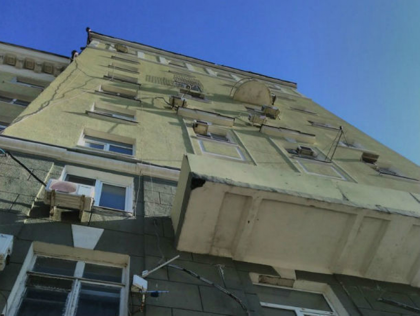 "Бомбардировка» огромными кусками бетона произошла на Большой Садовой в Ростове