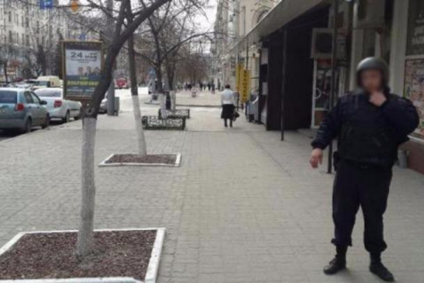 Подозрительный пакет стал причиной вызова взрывотехников на центральную улицу Ростова