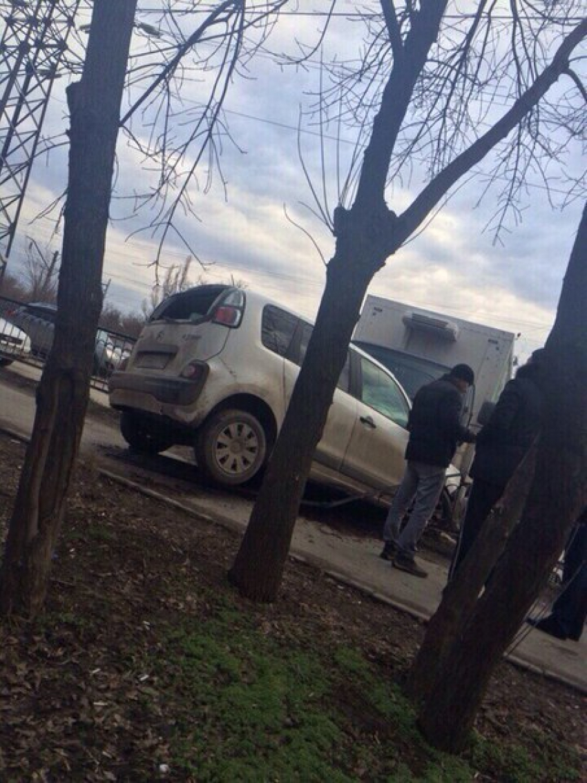 В Ростове на Нансена из-за лобового ДТП образовалась пробка в обе стороны