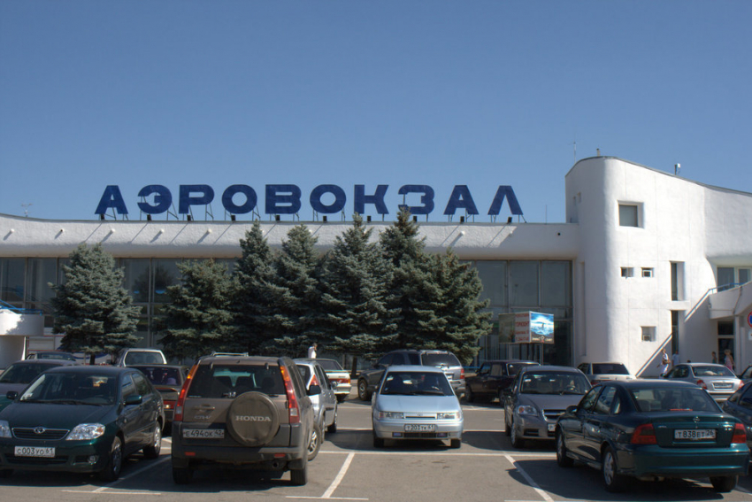 В ростовском аэропорту ищут бомбу