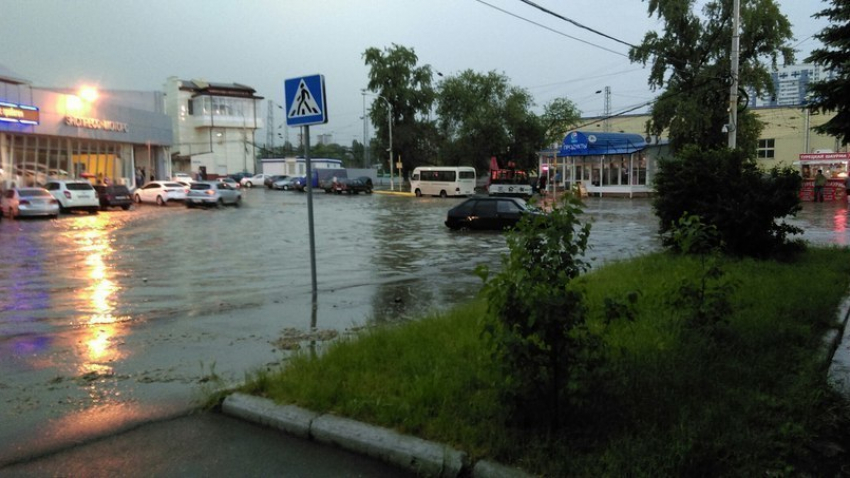 Из-за ливня в Ростове «поплыли» машины
