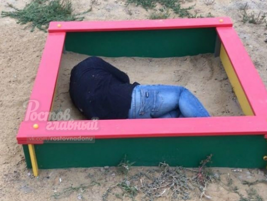 Сладко спящего мужчину обнаружили в песочнице на детской площадке