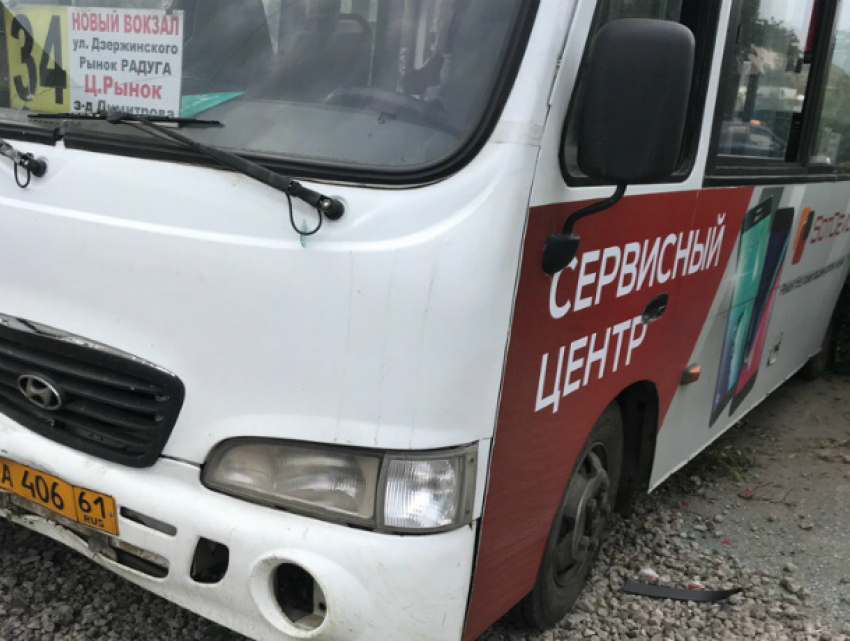 Молодую жертву ДТП с маршрутным автобусом с места аварии увезли на скорой под Ростовом