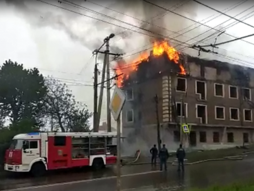 В Ростове горит многоквартирный дом в частном секторе