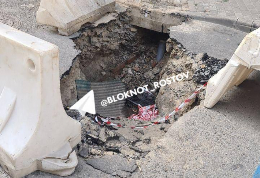 В Ростове из-под люка пошла вода и провалился асфальт 