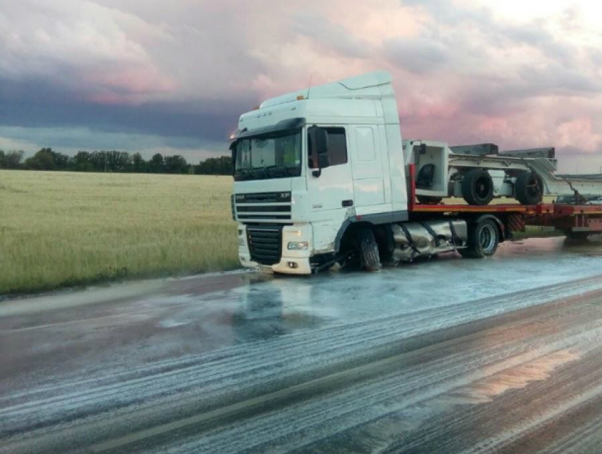 Автовозу распороло топливный бак после ДТП с иномаркой на трассе под Ростовом