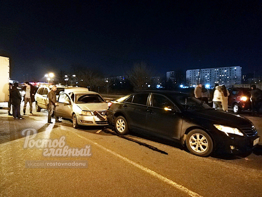 Виновник массовой аварии в Ростове сбежал с места ДТП