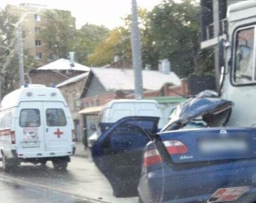 Водитель Fiat, столкнувшись с автобусом, погиб в центре Ростова