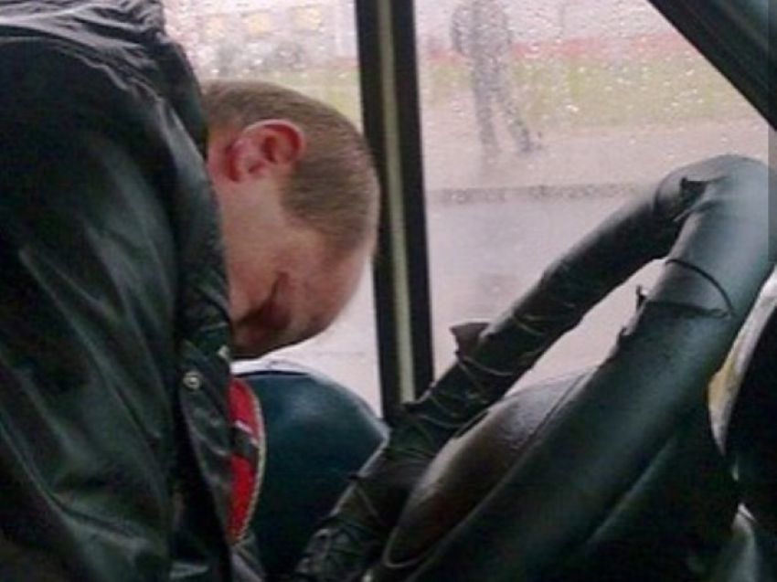Уснувший водитель маршрутки в Ростове посоветовал пассажирам не паниковать, а сидеть сзади смирно 