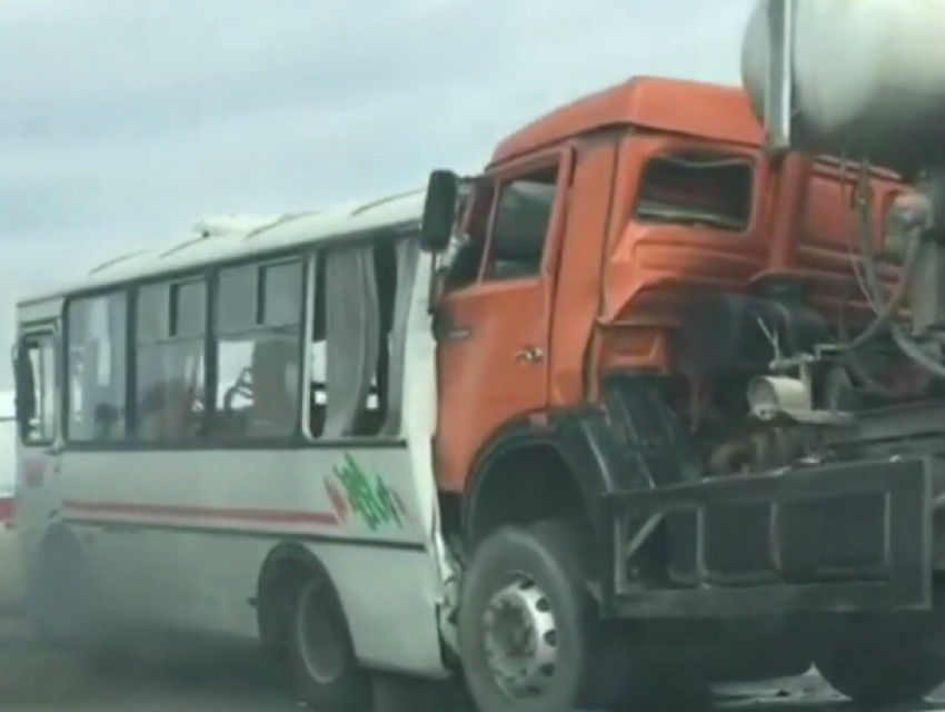 Скончался на руках врачей пострадавший в массовом ДТП под Ростовом 