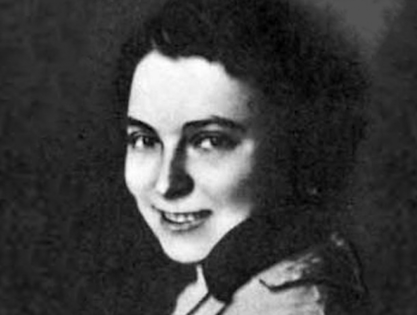 В 1942 году фашисты раздели журналистку Елену Ширман и заставили рыть собственную могилу