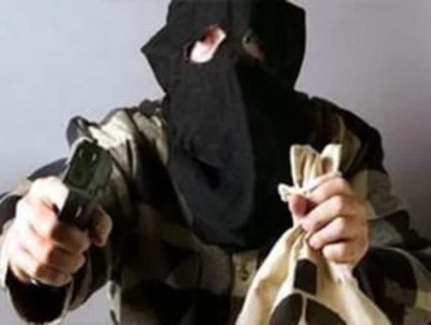Вооруженный бандит в маске совершил налет на салон МТС в центре Ростова
