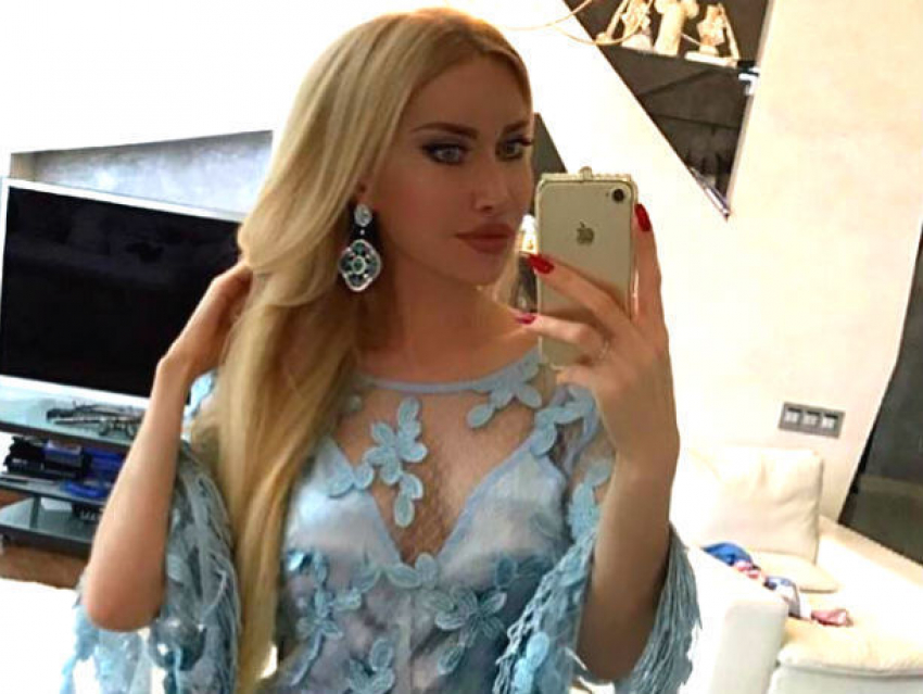 Знаменитая ростовская блондинка в «сексуальной вещи» встала на колени и потрясла поклонников