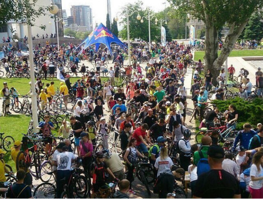 Люди на велосипедах стали главным на улицах Ростова и проделали путь до нового стадиона «Ростов Арена»