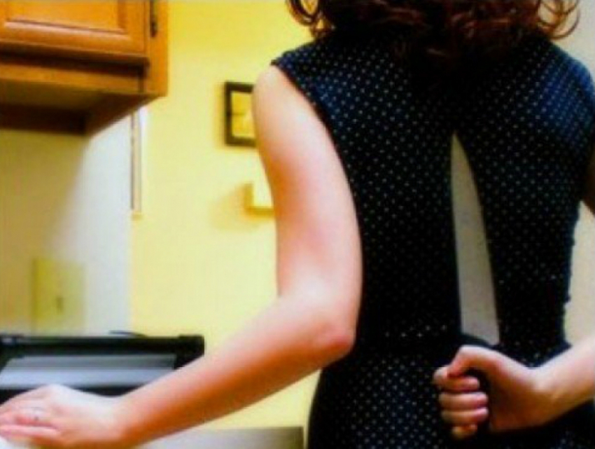 Женщина в Ростовской области ударила мешавшего на кухне мужа ножом в живот 
