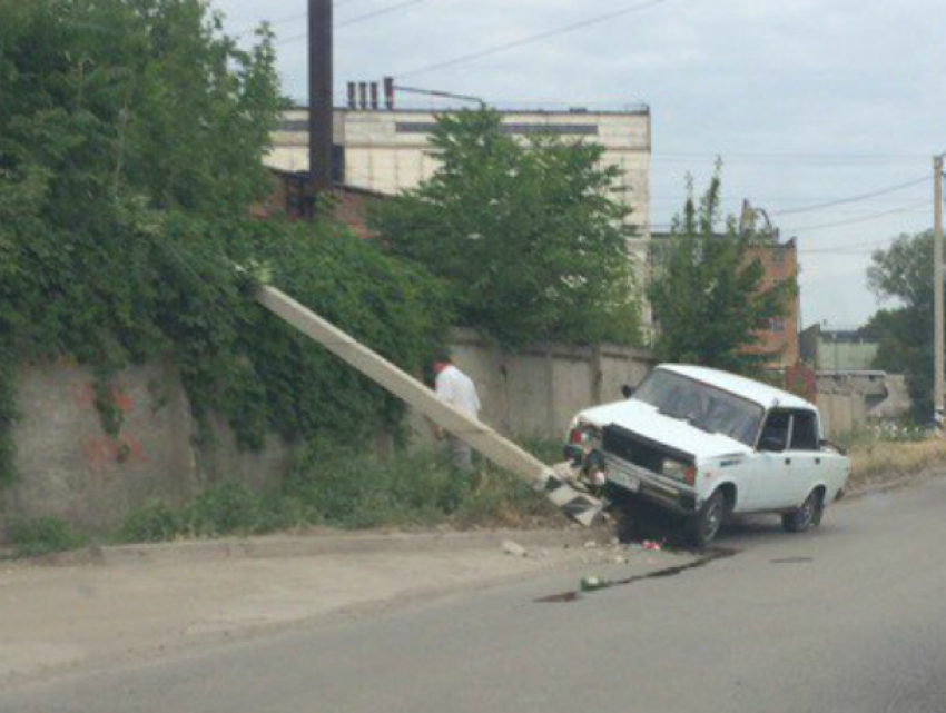 Бетонный столб снесла летящая на полной скорости «семерка» в Ростовской области
