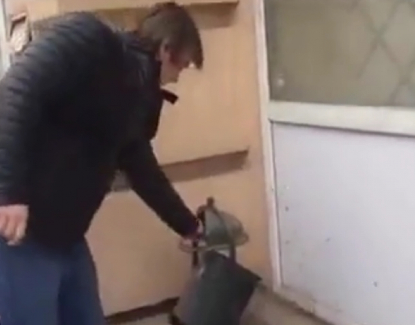 Забавное видео о позорном поражении в поединке с урной опубликовал житель Ростова