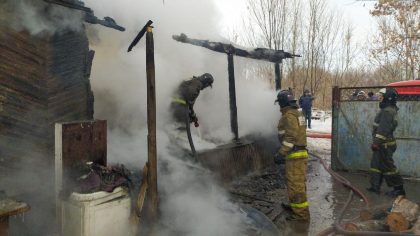 В Ростовской области при пожаре в частном доме погибли две девочки