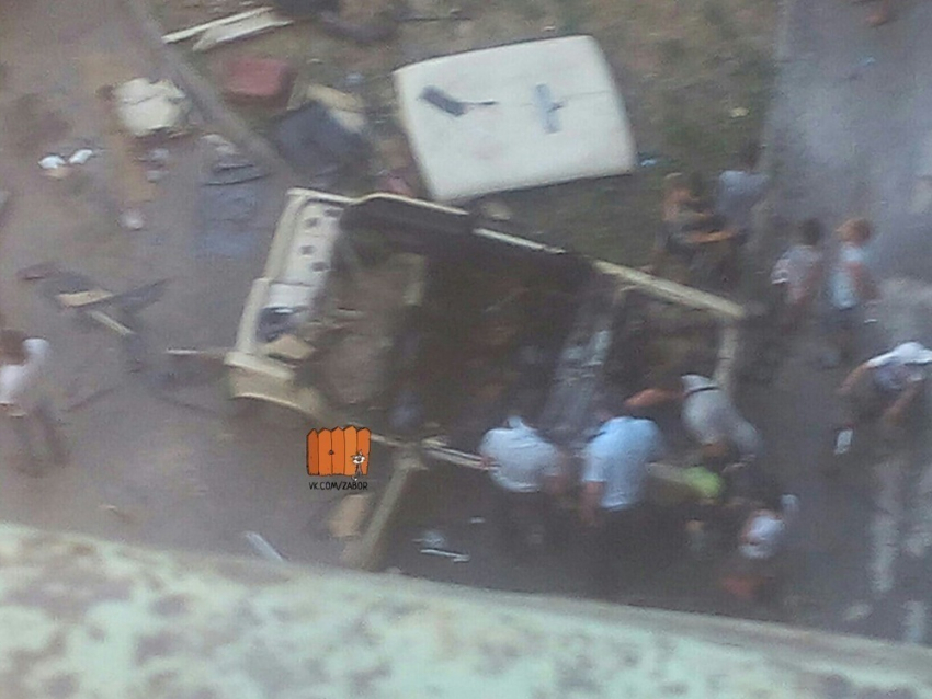 В Ростове во дворе многоэтажки у автомобиля «сорвало крышу"