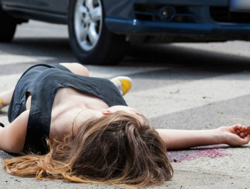 Попавший в ДТП Hyundai сбил женщину на тротуаре и врезался в здание в центре Ростова