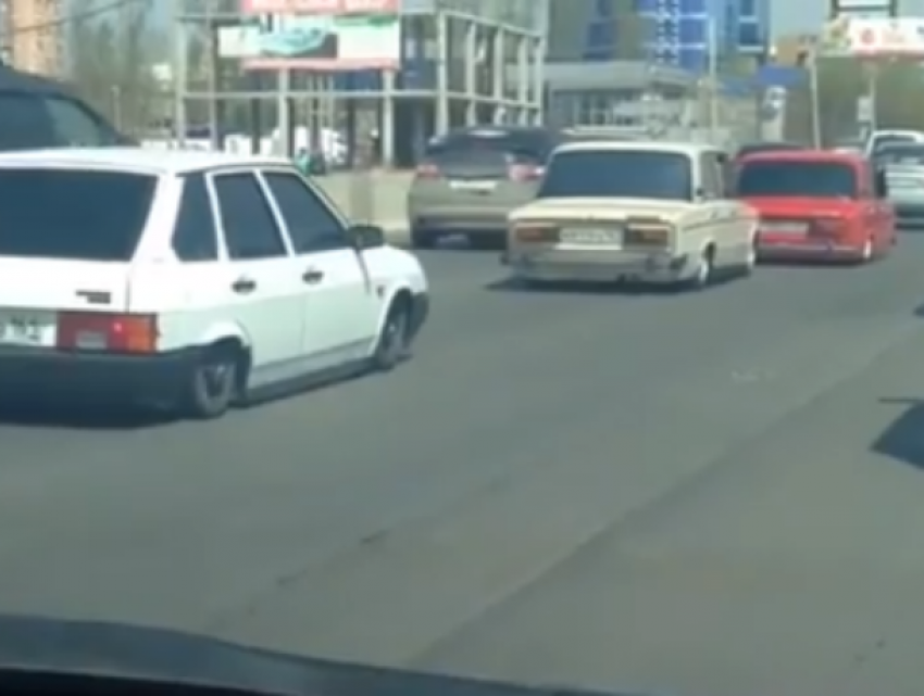 Парадный выезд трех тюнингованных «шедевров» довел до истерики автомобилистов в Ростове