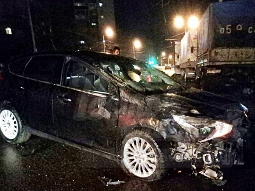 Пьяный водитель за рулем иномарки «слетел с катушек» и протаранил припаркованный грузовик в Ростове 