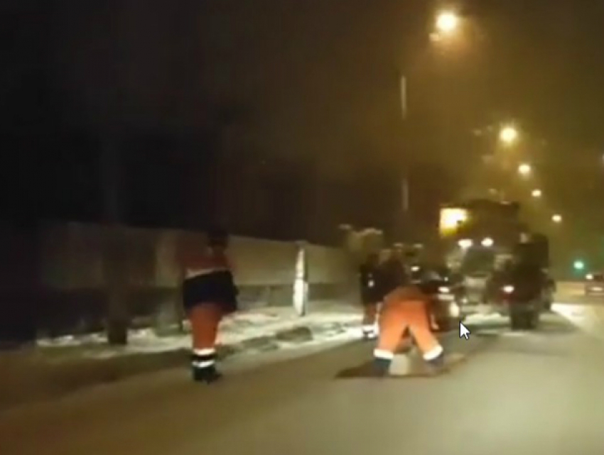 Ночное укладывание асфальта в снег возмутило жителей Ростова и попало на видео