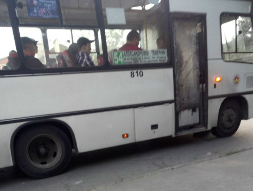 Водитель аварийного автобуса катал пассажиров с «законопаченной» полиэтиленом дверью в Ростове