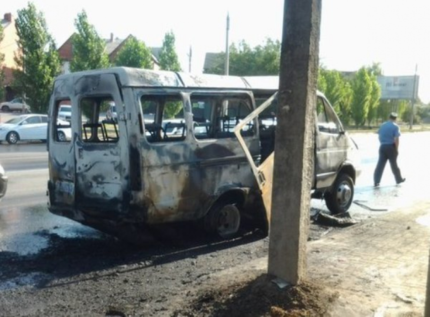 В Ростове после столкновения с «Ладой Приорой» загорелась маршрутка: 6 пострадали. Видео
