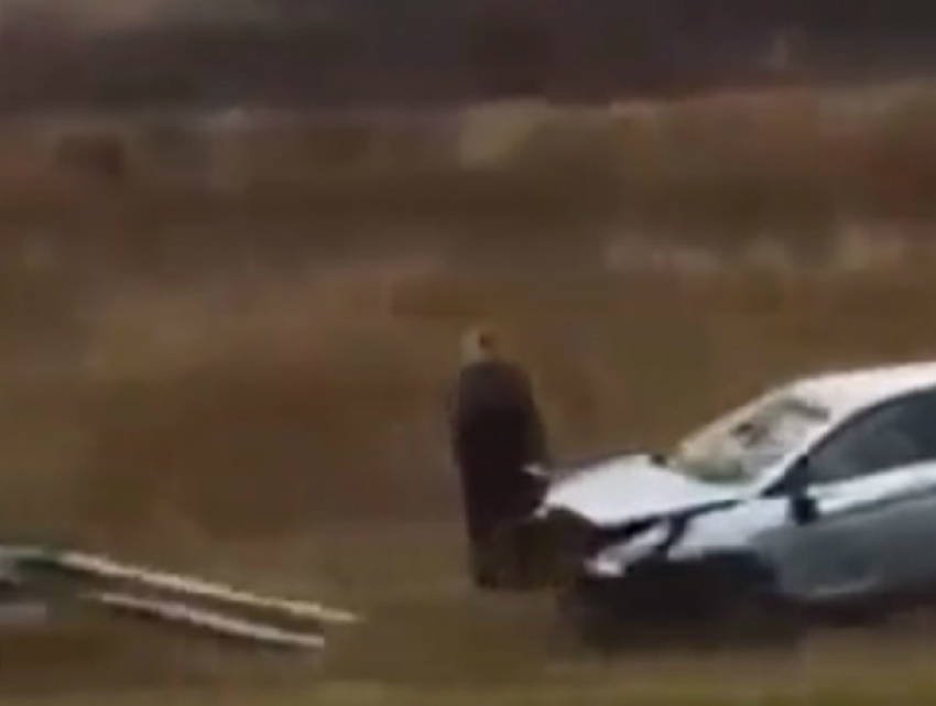 Вытащить из кювета белый хэтчбэк пытаются при помощи эвакуатора в Ростовской области