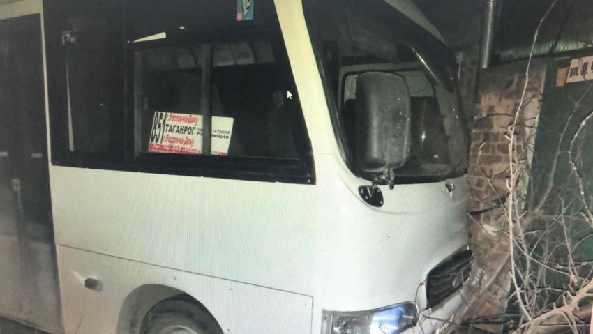 В Таганроге автобус въехал в стену дома, а его водитель заявил об угоне