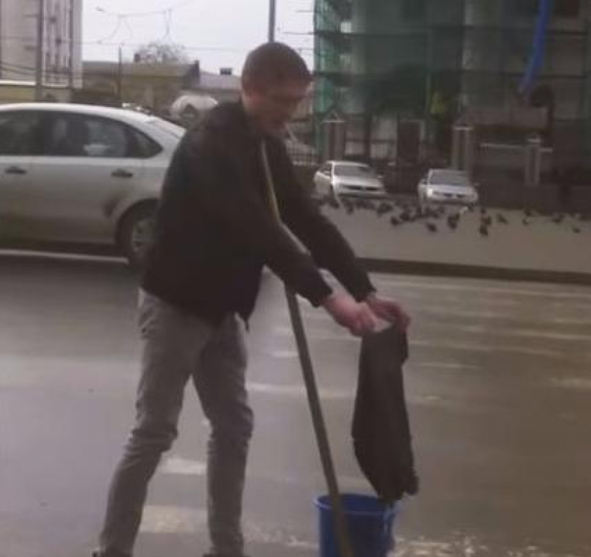 В Ростове молодой человек вымыл «зебру» после проигранного спора