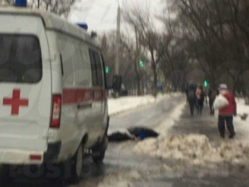 Прохожий раскроил череп после падения на скользкий тротуар в Ростове