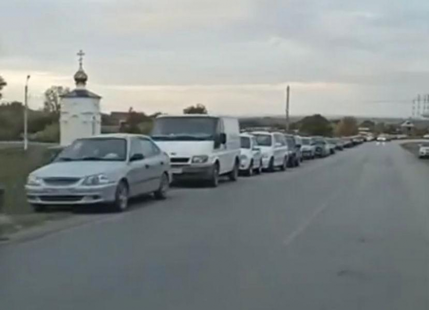 Под Ростовом водители устроили многокилометровую очередь за картошкой по 35 рублей