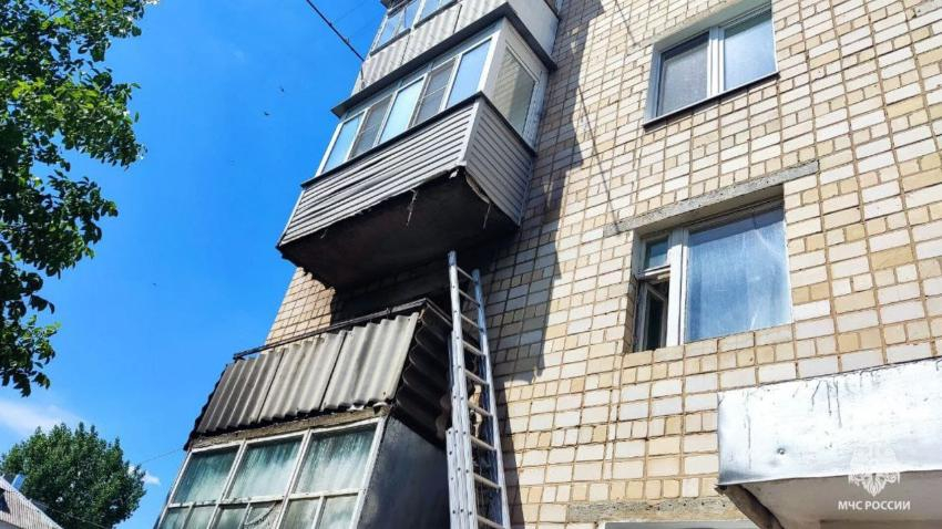 В Ростовской области причиной пожара на балконе стали стеклянные банки