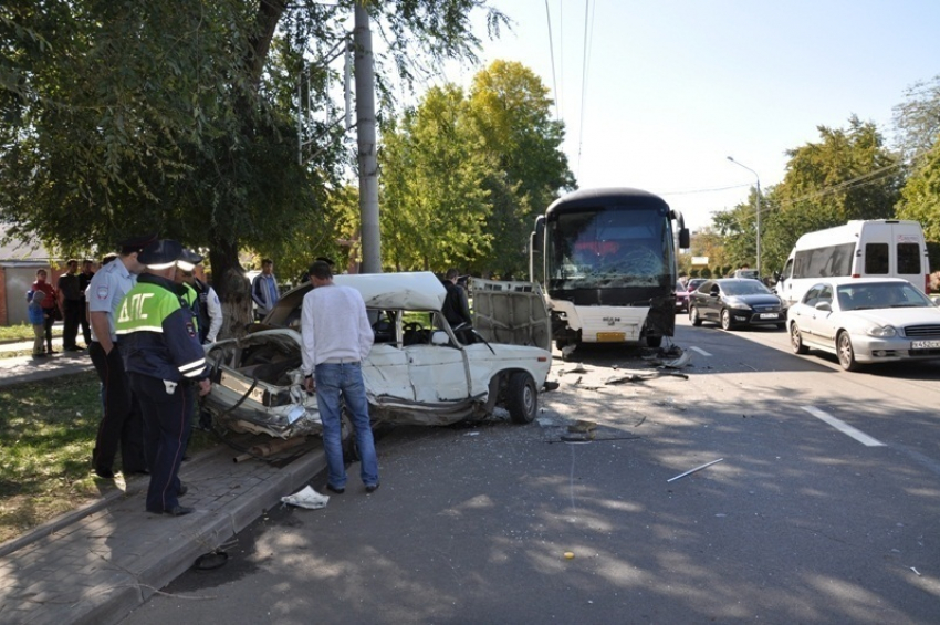 В Ростове водитель «Рено-Логан» спровоцировал аварию с рейсовым автобусом