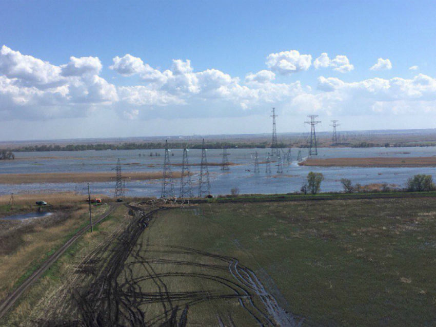 Дорогу и поля затопила бушующая река Аксай под Ростовом