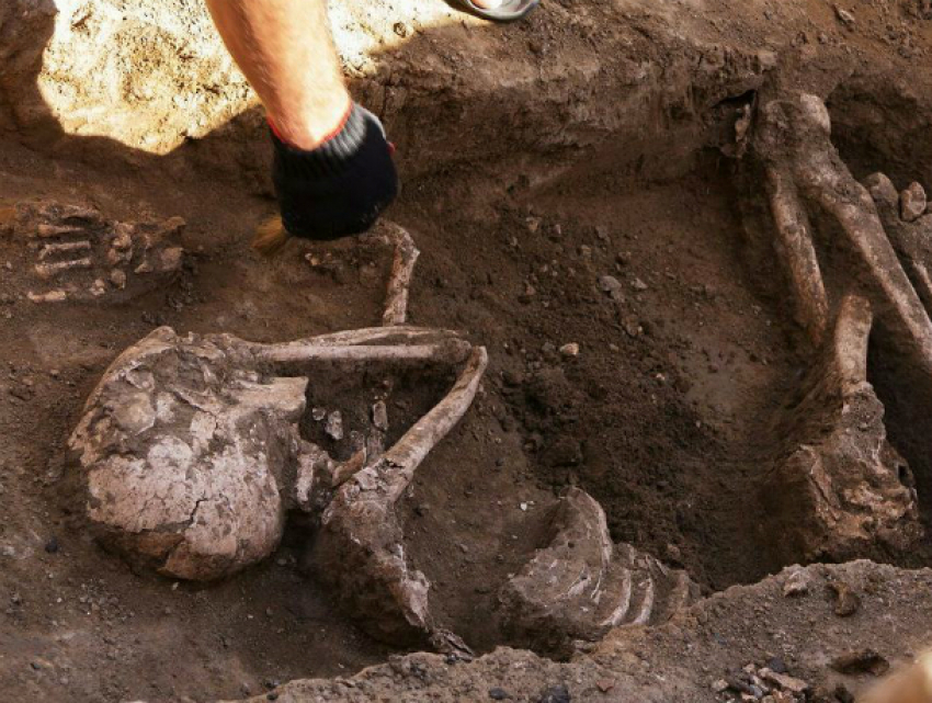 Скелет меотки с бигудями и зеркальцем нашли во время раскопок в Ростове