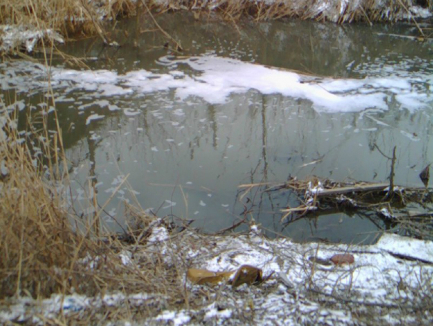 Устрашающая пена на Темернике взбудоражила жителей Ростова и попала на видео