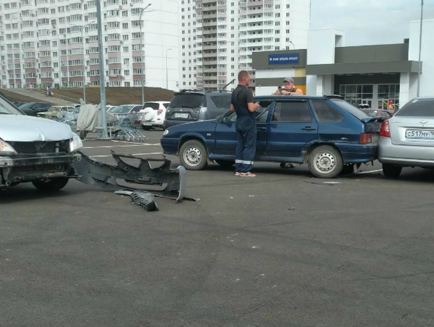 Спешившие к открытию магазина автомобилисты устроили тройное ДТП на парковке гипермаркета в Ростове